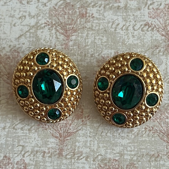 Swavorski emerald green crystals Etruscan Revival goldtone clip earrings - Picture 3 of 9